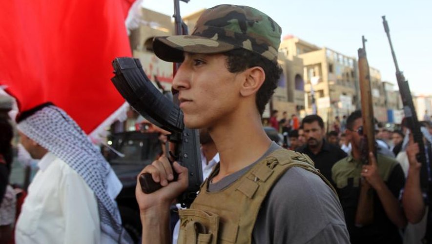 Des membres de tribus portent leurs armes le 16 juin 2014 à Bagdad en soutien aux forces armées irakiennes confrontées à l'offensive des jihadistes de l'Etat islamique en Irak et au Levant (EIIL)