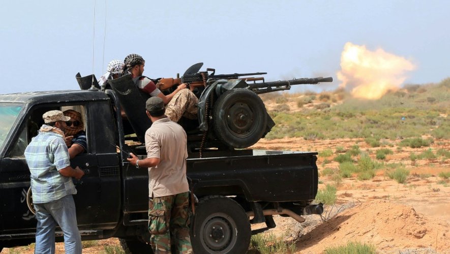Les forces progouvernementales libyennes bombardent les positions du groupe EI le 2 juin 2016 à Syrte