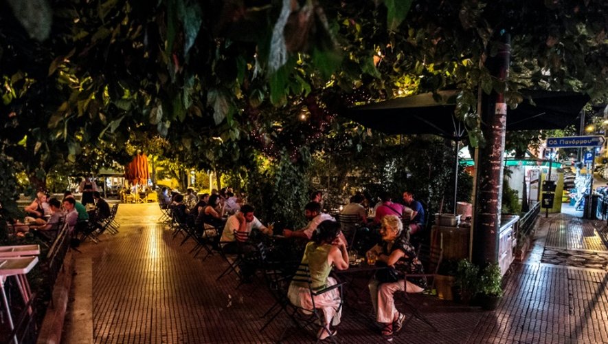 La terrasse d'un des cafés de la place Mavili, dans le centre d'Athènes, le 17 juillet 2015