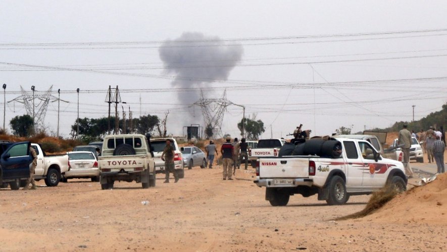 Les forces progouvernementales libyennes affrontent des positions du groupe EI le 2 juin 2016 à Syrte