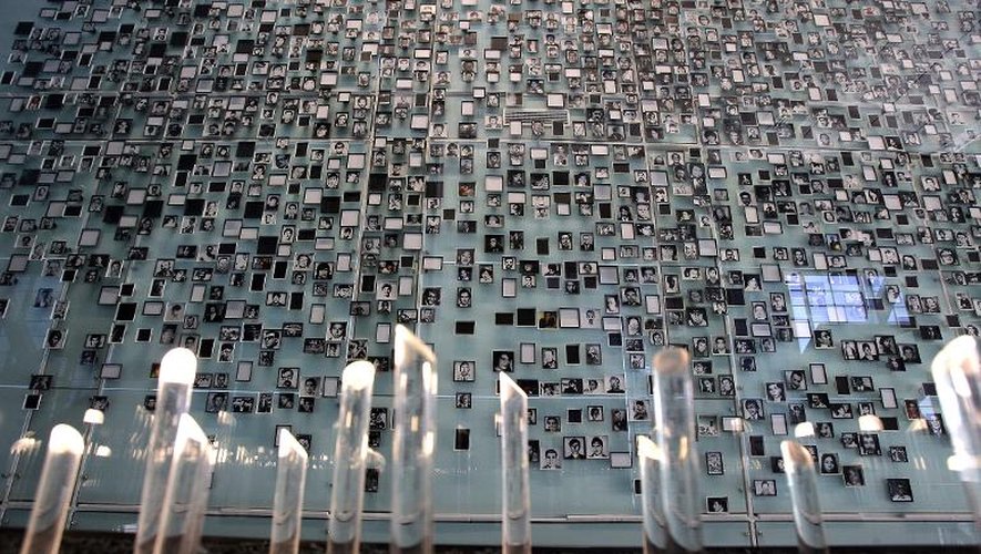 Un mur en mémoire des victimes de la dictature d'Augusto Pinochet le 11 janvier 2010 à Santiago du Chili