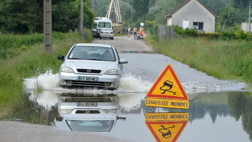 Une route inondée le 5 juin 2016 à Saint-Pierre-lès-Elbeuf