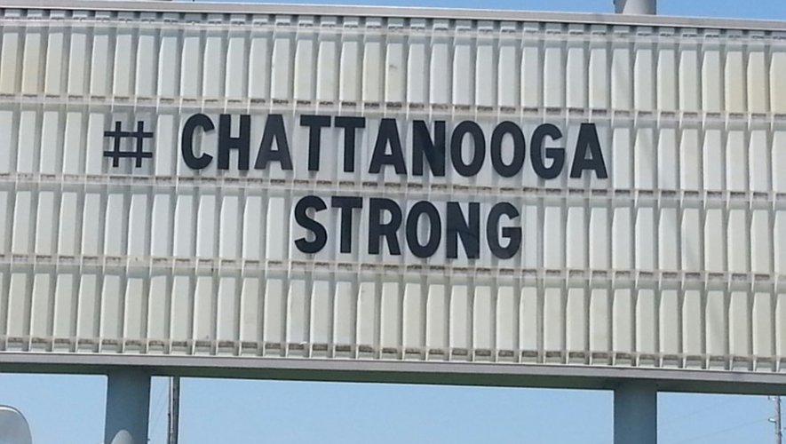 Un panneau sur l'autoroute près de Chattanooga, au Tennessee, après la fusillade qui a coûté la vie à 5 militaires, le 17 juillet 2015