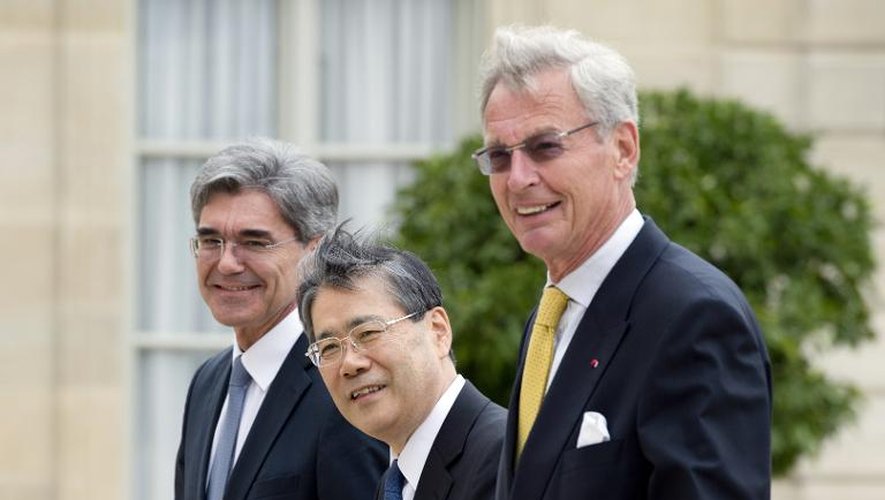 Le patron de Siemens,  Joe Kaeser (g), le patron de Mitsubishi, Shunichi Miyanaga, et le président du conseil de surveillance de Siemens, Gerhard Cromme, à l'Elysée, le 17 juin 2014
