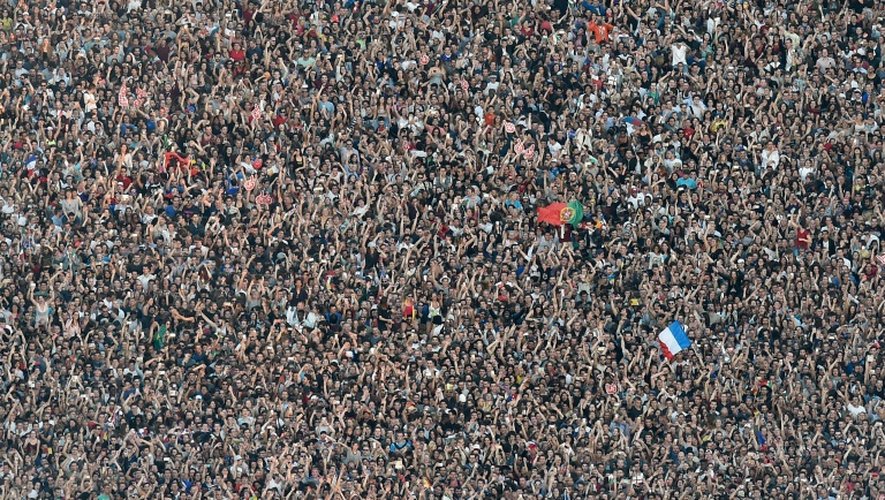 Photo prise de la fan zone sur le Champ-de-Mars depuis la Tour Eiffel pendant le concert du 9 juin 2016