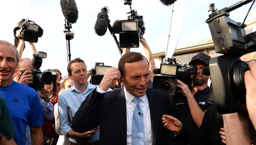 Le candidat de l'opposition Tony Abbott se prépare pour une interview, devant un bureau de vote à Sydney, le 7 septembre 2013