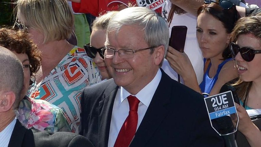 Le Premier ministre australien Kevin Rudd (c), après avoir voté à Brisbane, le 7 septembre 2013