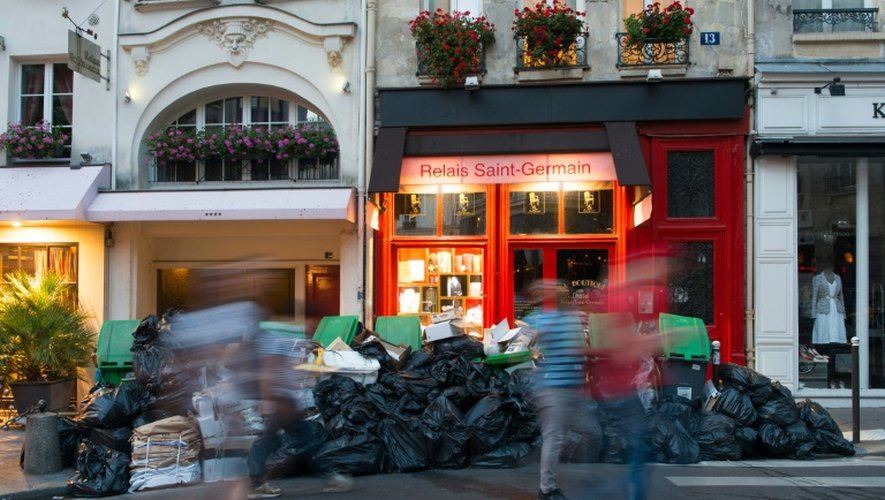 Des poubelles s'amoncellent à Saint-Germain-des-Prés à Paris le 9 juin 2016