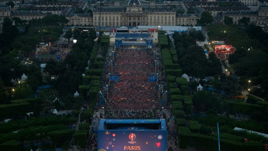 Photo de la fan zone du Champ-de-Mars à Paris le 9 juin 2016 prise depuis la Tour Eiffel