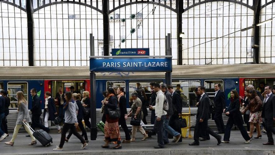 Des voyageurs le 17 juin 2014 gare Saint-Lazare à Paris au 7e jour de la grève des cheminots