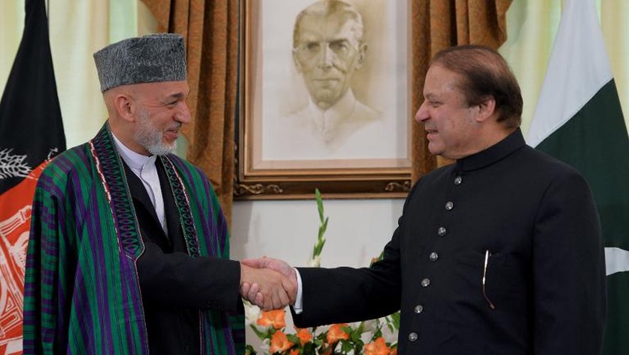 Le Premier ministre du Paskistan Nawaz Sharif (d) et le président afghan Hamid Karzaï, le 26 août 2013 à Islamabad
