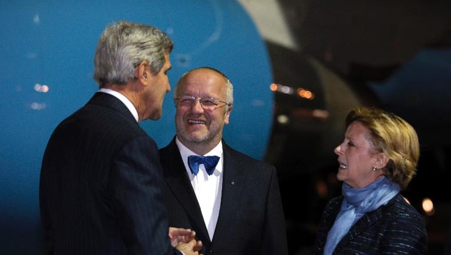 Le secrétaire d'Etat américain John Kerry (g), le ministre lituanien de la Défense Juozas Olekas et l'ambassadrice américaine en Lituanie Deborah McCarthy, le 7 septembre 2013 à l'aéroport de Vilnius