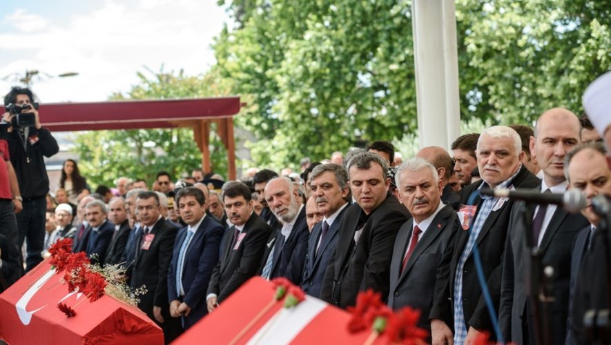 Le Premier ministre  Binali Yildirim (4èD) lors des obsèques le 8 juin 2016 à Istanbul des officiers tués la veille dans un attentat
