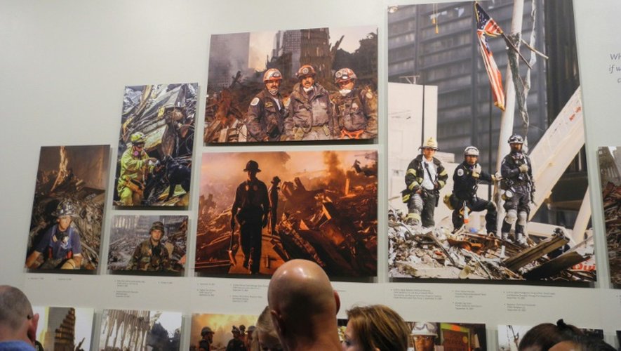 Exposition au mémorial 9/11 à New York conscarée au secouristes anonymes présentant des oeuvres de la photographe d'Andrea Booher, le 9 juin 2016