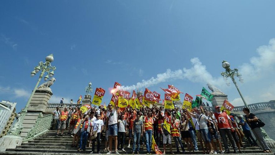 Sur les marches de la gare Saint-Charles à Marseille, les cheminots manifestants, le 17 juin 2014