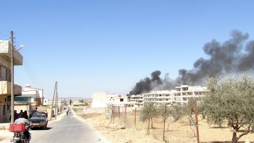 De la fumée après des tirs aériens des forces armées syriennes dans la province d'Idleb, le 5 septembre 2013