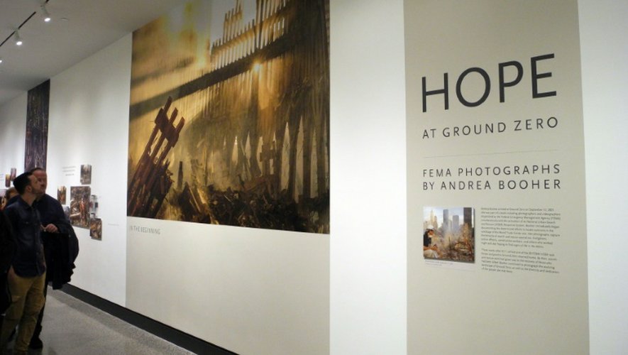 Andrea Booher, photographe appelée par l'agence fédérale chargée des catastrophes majeures (Fema)  qui était à pied d'oeuvre à Ground Zero expose ses photos à New York, le 9 juin 2016