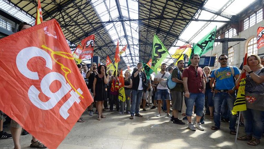 Les cheminots en grève à Marseille ont tenu leur AG au beau milieu de la gare Saint-Charles, le 17 juin 2014