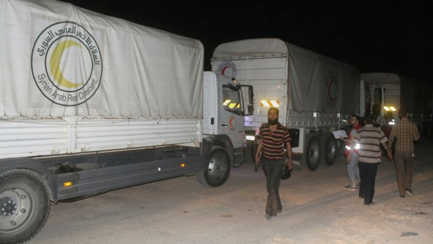 Des camions d'aide humanitaire à leur arrivée le 9 juin 2016 à Daraya