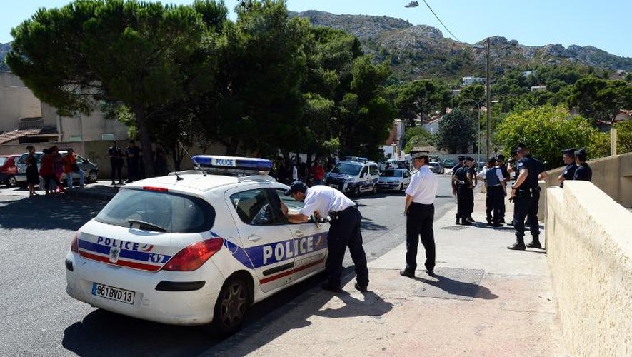 Des policiers lors d'une opération anti-drogue à Marseille, le 5 septembre 2013