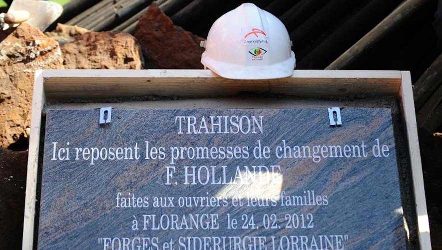 La plaque évoquant la "trahison" du président François Hollande à Florange (Moselle), le 24 avril 2013 à Hayange