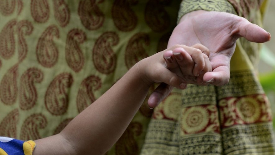 Sadaf Mehmood, une Indienne musulmane qui a reçu une lettre de divorce, avec sa fille dans leur maison à Bhopal, en Inde, le 28 avril 2016