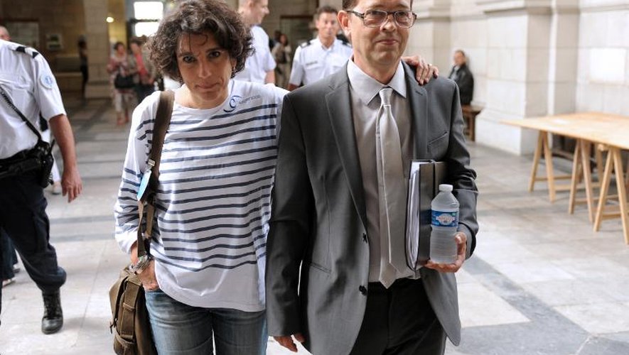 L'ancien docteur Nicolas Bonnemaison (d) arrivant au tribunal de Pau le 17 juin 2014 en compagnie de sa femme, Julie