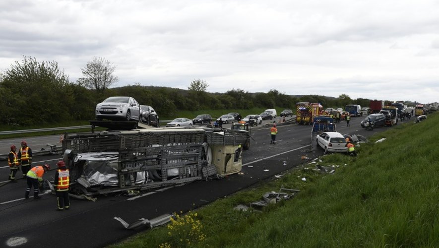 Les secours sur les lieux d'un accident le 25 avril 2016 sur l'A13 près des Mureaux
