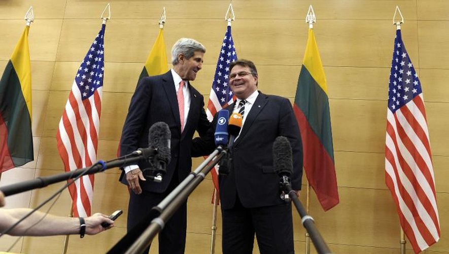 Le secrétaire d'Etat américain John Kerry (g) en compagnie de son homologue lituanien Linas Linkevicius, lors de son déplacement à Vilnius, le 7 septembre 2013