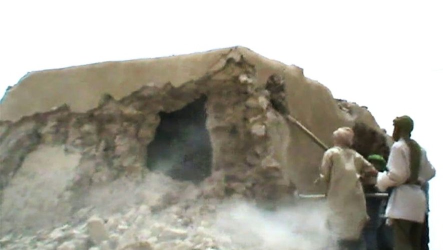 Capture d'écran d'une vidéo montrant des jihadistes en train de détruire un ancien mausolée à Tombouctou au Mali, le 1er juillet 2012