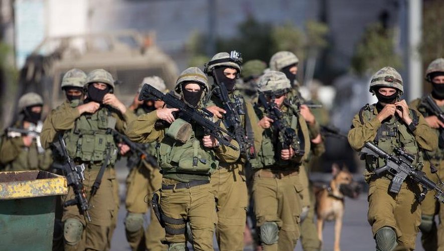 A Hébron, dans la bande de Gaza, le 17 juin 2014, des soldats israéliens de l'unité spéciale qui prend part à l'opération de recherche de trois adolescents israéliens enlevés dans le sud de la Cisjordanie