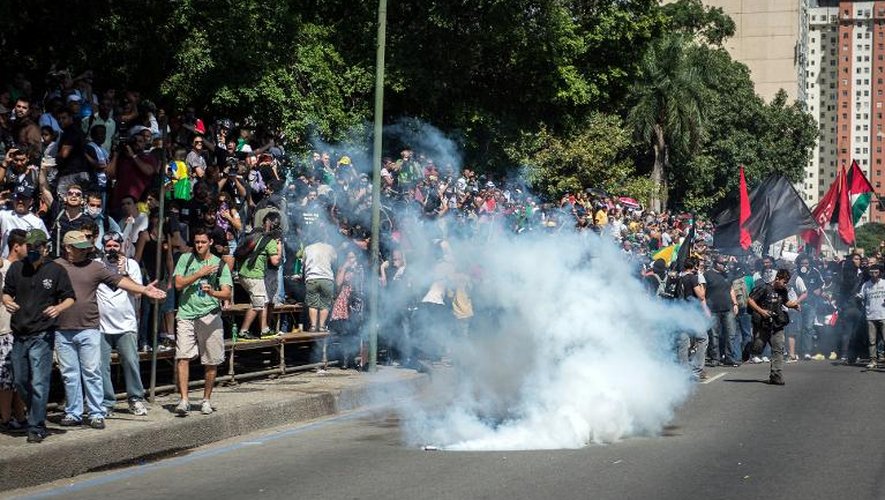 La police utilise des gaz lacrymogènes contre des manifestants venus perturber un défilé militaire à Rio de Janeiro, le 7 septembre 2013
