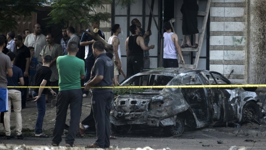 Une voiture détruite à Gaza City le 19 juillet 2015 après l'explosion de 5 voitures appartenant à des membres du hamas et du Jihad islamique