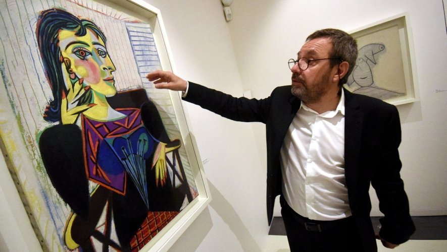 Le conservateur Benoît Decron devant la peinture Dora Marr, pièce maîtresse de l'exposition consacrée au peintre espagnol.