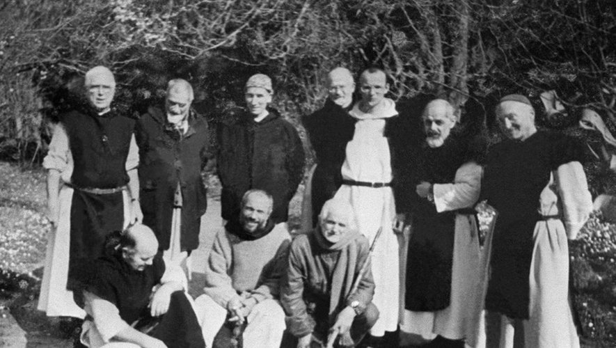 Photo non datée montrant, au premier rang de gauche à droite, Frère Paul, Frère Christophe, et au second rang Frère docteur Luc Dorchier (deuxième à gauche), Frère Michel (troisième à gauche), Père Amède (deuixème à droite) et Frère Jean-Pierre (1er à droite), six des sept moines kidnappés à Tibéhirine