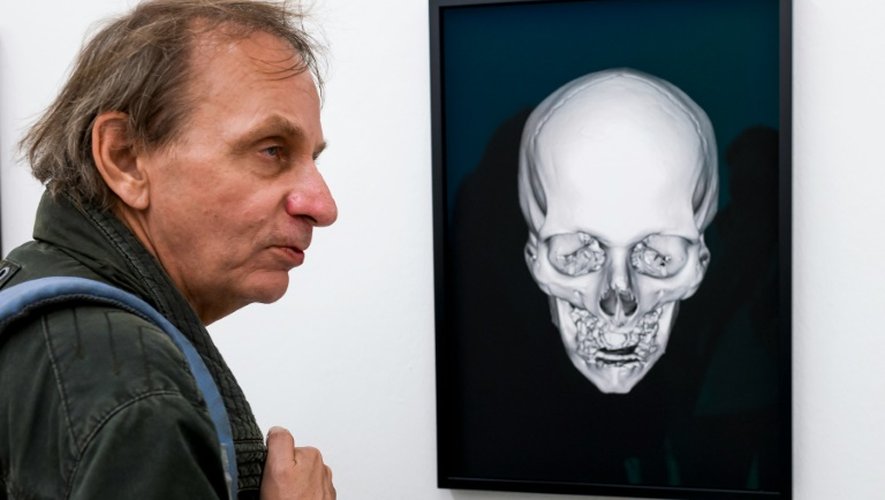 L'écrivain Michel Houellebecq devant une radio de son crâne à l'exposition "Manifesta 11" le 10 juin 2016 à Zürich