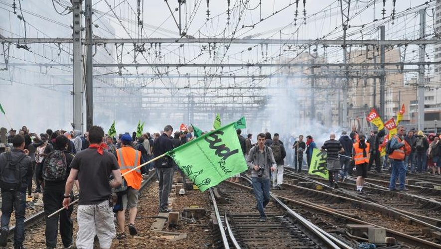 Des cheminots en grève des syndicats SUD-Rail et CGT manifestent sur les rails, à la gare Montparnasse à Paris, le 17 juin 2014