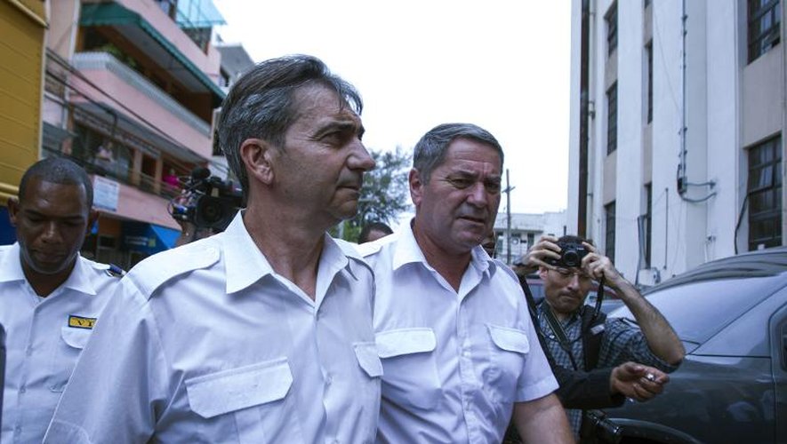 Les Français Jean Pascal Furet (d) et Armand Victor Bruno Odos, accusés de trafic de drogue, arrivent pour une audience au tribunal de Saint-Domingue, le 17 juin 2014