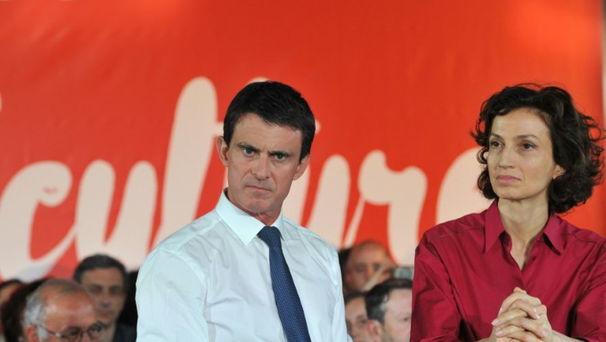 Le Premier ministre Manuel Valls, ici à Clermont-Ferrand le 10 juin 2016 avec la ministre de la Culture Audrey Azoulay, n'exclut "aucune hypothèse" pour conduire les supporteurs au stade malgré les grèves