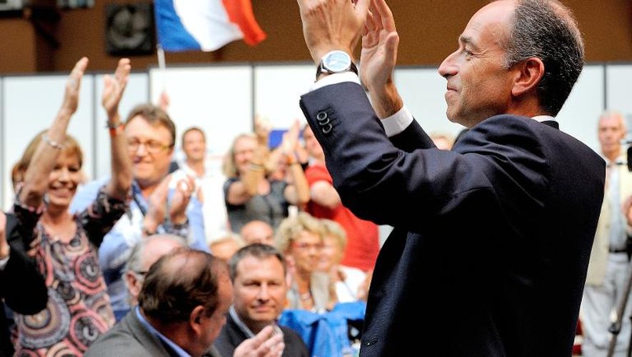Le président de l'UMP François Copé salue la foule lors d'un meeting le 8 septembre 2013 au Touquet