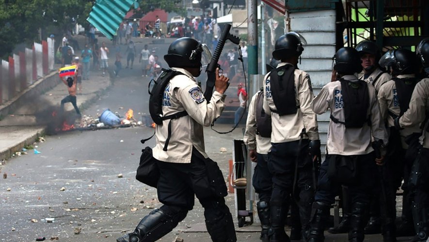 La police affronte des manifestants dans le quartier de La Vega à Caracas le 10 juin 2016