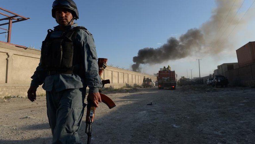 Un policier afghan se tient non loin du site d'une attaque suicide à Kaboul, en juillet 2013