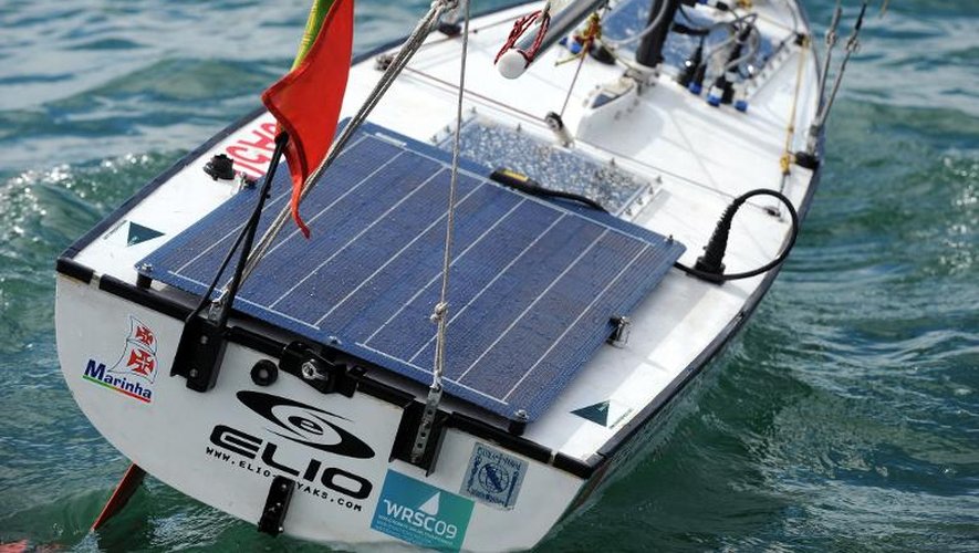 Un voilier robot portugais, alimenté par un panneau solaire, navigue dans la rade de Brest, le 6 septembre 2013