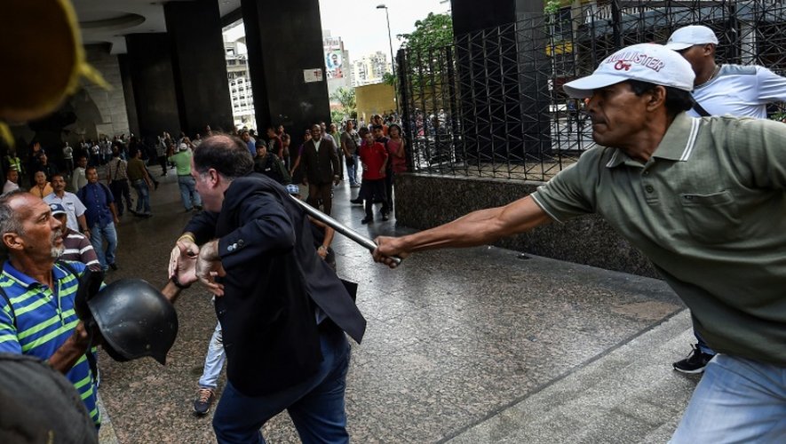 Des partisans de Nicolas Maduro frappent l'opposant Julio Borges lors d'une manifestation à Caracas le 9 juin 2016