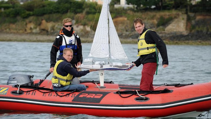 Une équipe allemande s'apprête à mettre un voilier autonome à l'eau dans la rade de Brest, le 6 septembre 2013