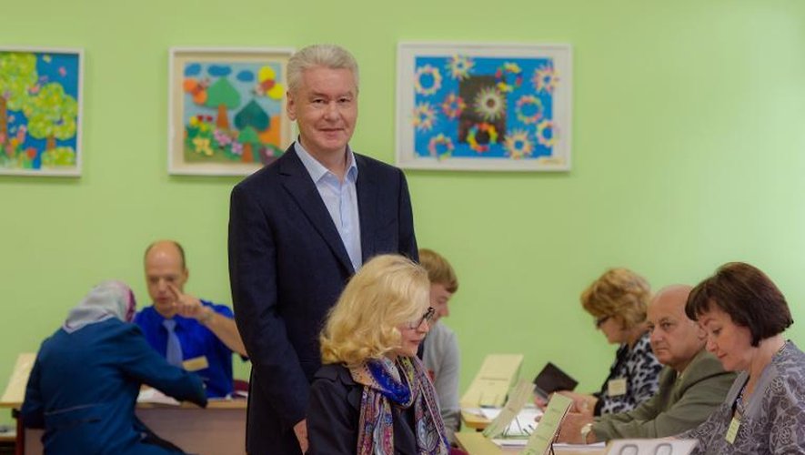Le maire sortant de Moscou Sergueï Sobianine vote le 8 septembre 2013 dans un bureau de la ville