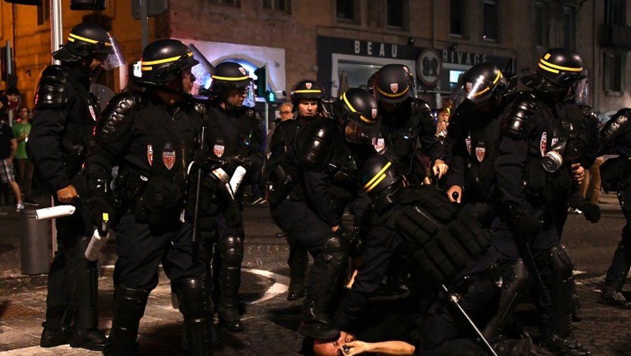 Un homme est arrêté par les forces de l'ordre à Marseille, le 10 juin 2016, à la veille du match de l'Euro-2016 Angleterre-Russie