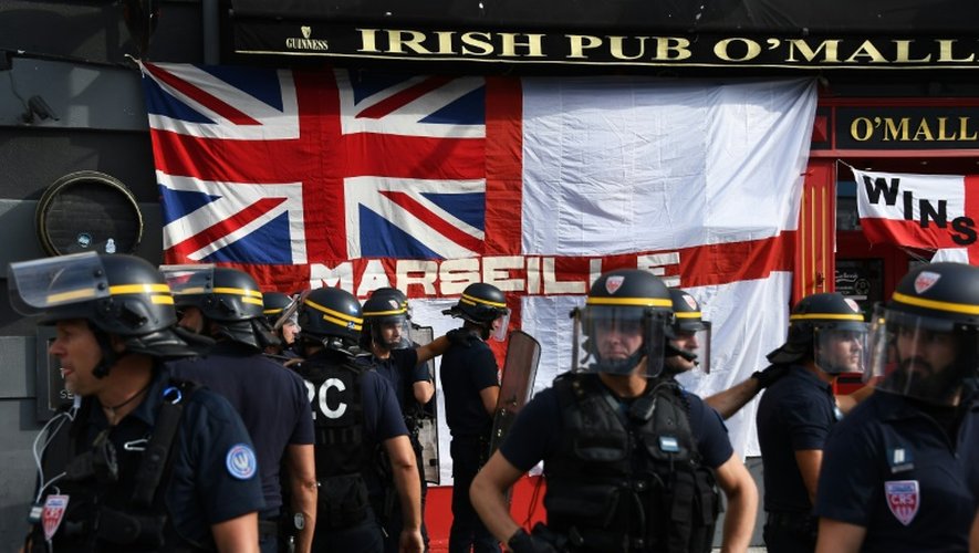 Des policiers devant un pub de Marseille où se sont rassemblés des supporters anglais le 10 juin 2016