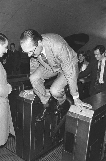 Photo prise le 5 décembre 1980 de l'ancien président Jacques Chirac, alors maire de Paris, sautant en 1980 un portillon de métro à la station Auber à Paris
