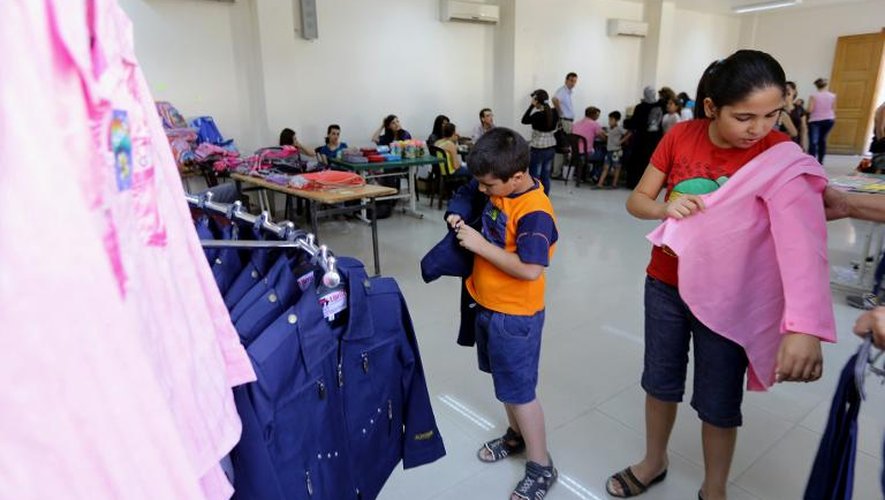 Des enfants chrétiens syriens essaient des uniformes dans une école catholique de Damas, le 8 septembre 2013